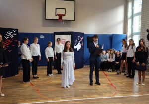 Ucznuowie i nauczyciele w czasie apelu