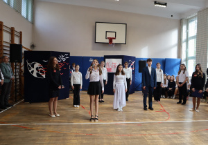 Ucznuowie i nauczyciele w czasie apelu