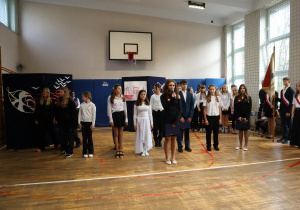 Ucznuowie i nauczyciele w czasie apelu