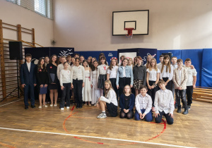 Ucznuowie i nauczyciele w czasie apelu