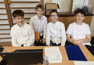 Ucznuowie i nauczyciele w czasie apelu