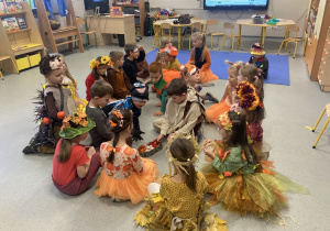 Dzieci w jesiennych przebraniach