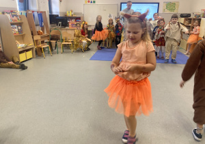 Dzieci w jesiennych przebraniach