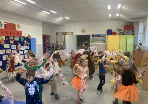 Dzieci w jesiennych przebraniach