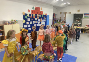 Dzieci w jesiennych przebraniach