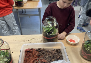 Dzieci w czasie prac warsztatowych