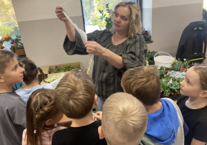 Dzieci w czasie prac warsztatowych