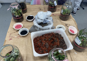 Dzieci w czasie prac warsztatowych