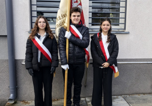 Szkolny poczet sztandarowy w czasie uroczystości