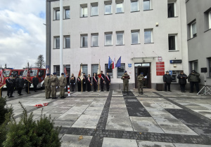 Szkolny poczet sztandarowy w czasie uroczystości