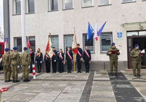 Szkolny poczet sztandarowy w czasie uroczystości