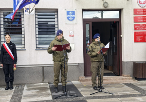 Szkolny poczet sztandarowy w czasie uroczystości
