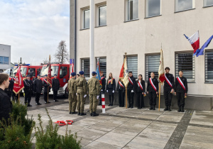 Szkolny poczet sztandarowy w czasie uroczystości