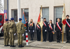 Szkolny poczet sztandarowy w czasie uroczystości