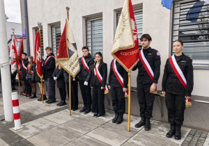 Szkolny poczet sztandarowy w czasie uroczystości