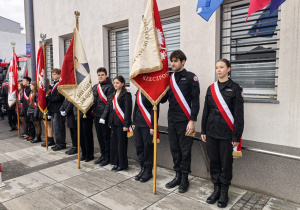 Szkolny poczet sztandarowy w czasie uroczystości