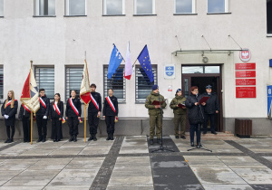 Szkolny poczet sztandarowy w czasie uroczystości