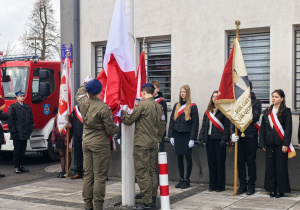 Szkolny poczet sztandarowy w czasie uroczystości