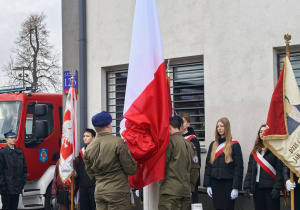 Szkolny poczet sztandarowy w czasie uroczystości
