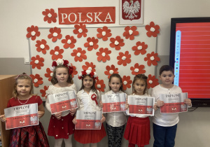 Przedszkolaki z dyplomami