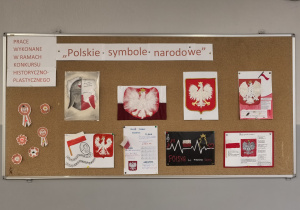 Tablica z z pracami konkursowymi.