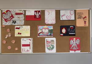 Tablica z z pracami konkursowymi.