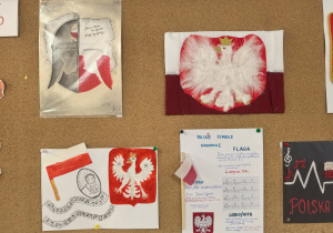 Tablica z z pracami konkursowymi.