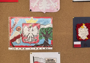 Tablica z z pracami konkursowymi.