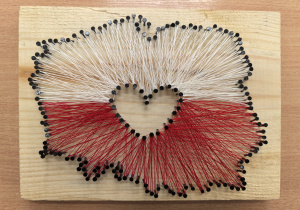 Tablica z z pracami konkursowymi.