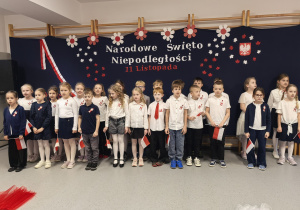 Uczniowie sytępujący w czasie apelu