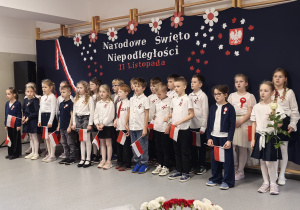 Uczniowie sytępujący w czasie apelu