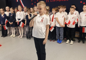 Uczniowie sytępujący w czasie apelu