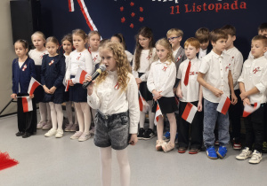 Uczniowie sytępujący w czasie apelu