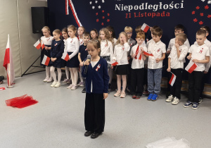 Uczniowie sytępujący w czasie apelu