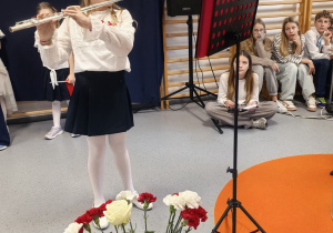 Uczniowie sytępujący w czasie apelu