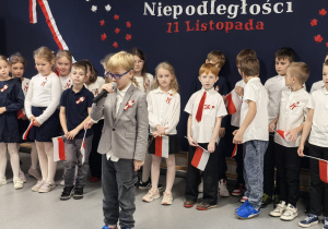 Uczniowie sytępujący w czasie apelu