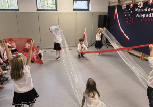 Uczniowie sytępujący w czasie apelu