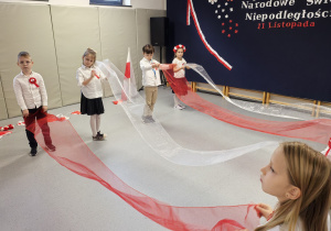 Uczniowie sytępujący w czasie apelu