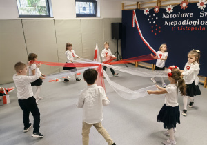 Uczniowie sytępujący w czasie apelu