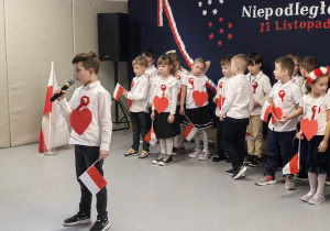 Uczniowie sytępujący w czasie apelu