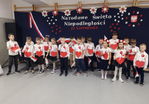 Uczniowie sytępujący w czasie apelu