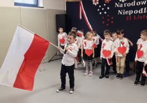 Uczniowie sytępujący w czasie apelu