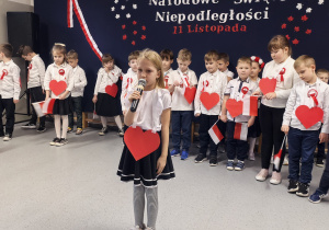 Uczniowie sytępujący w czasie apelu