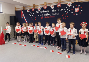 Uczniowie sytępujący w czasie apelu