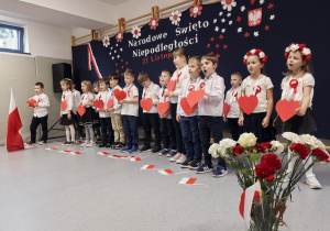 Uczniowie sytępujący w czasie apelu