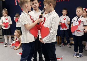 Uczniowie sytępujący w czasie apelu