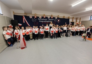 Uczniowie sytępujący w czasie apelu