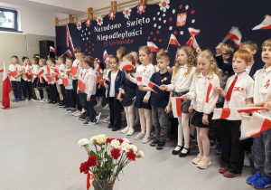 Uczniowie sytępujący w czasie apelu