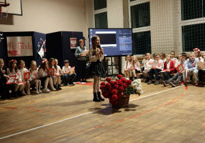 Uczniowie w czasie występów na sali gimnastycznej
