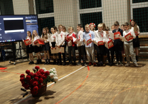 Uczniowie w czasie występów na sali gimnastycznej